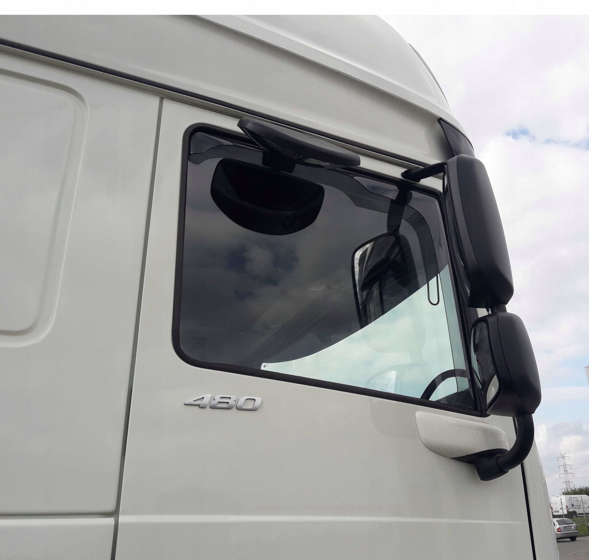 OWIEWKI NA SZYBY BOCZNE DAF XF106 EURO 6 Z WYCIĘCIAMI NA LUSTERKO