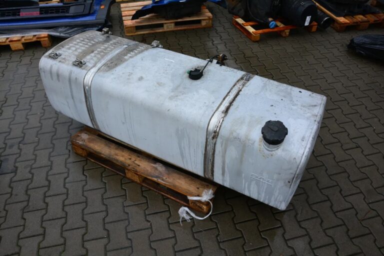 Zbiornik paliwa 690L DAF komplet z łapami i smokami 2198105